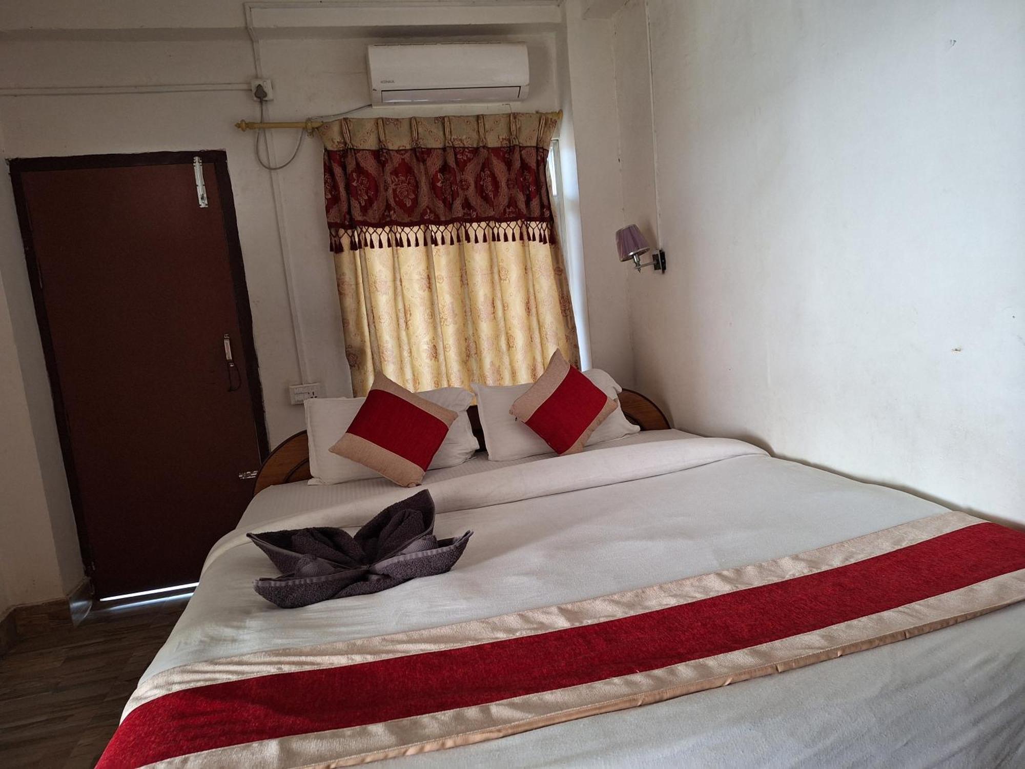 Hotel Shiva'S Dream Саураха Екстер'єр фото
